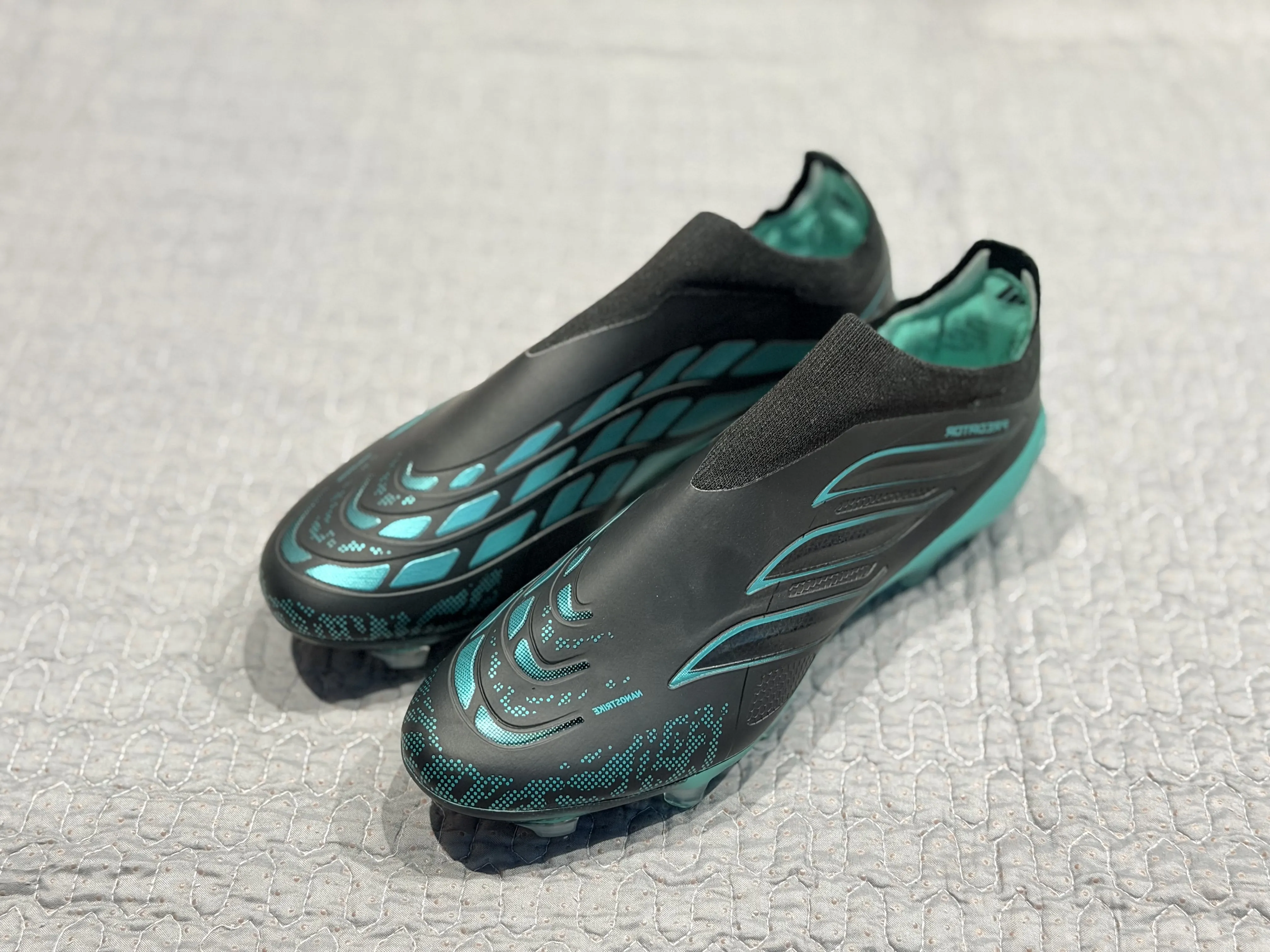 Adidas Predator Elite laceless football boots in a black and teal